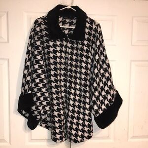 NWOT Jennifer Lauren Houndstooth Cape